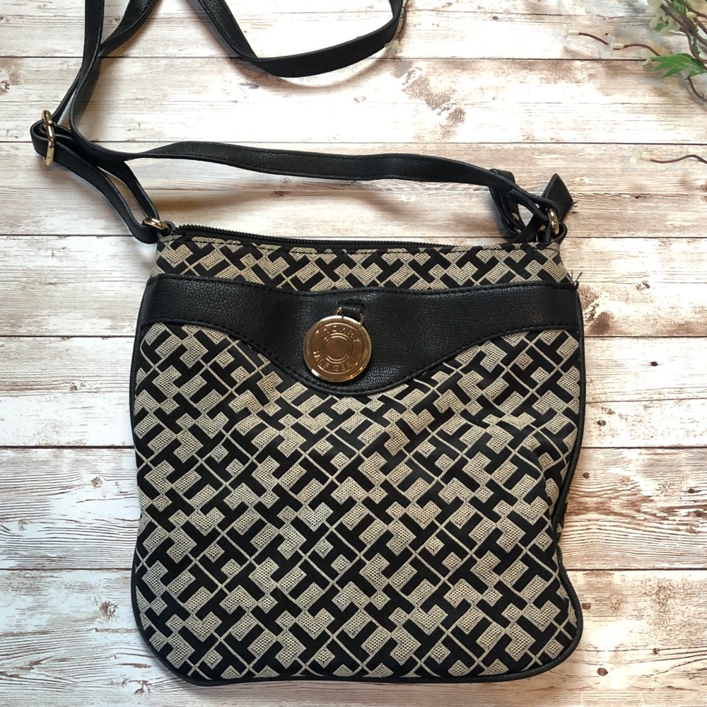 Tommy Hilfiger crossbody purse- like new!